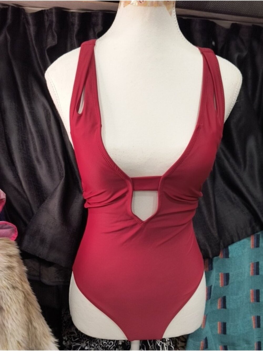Women's Cupshe Cherry Red One-Piece Swimsuit with Front Keyhole, XS